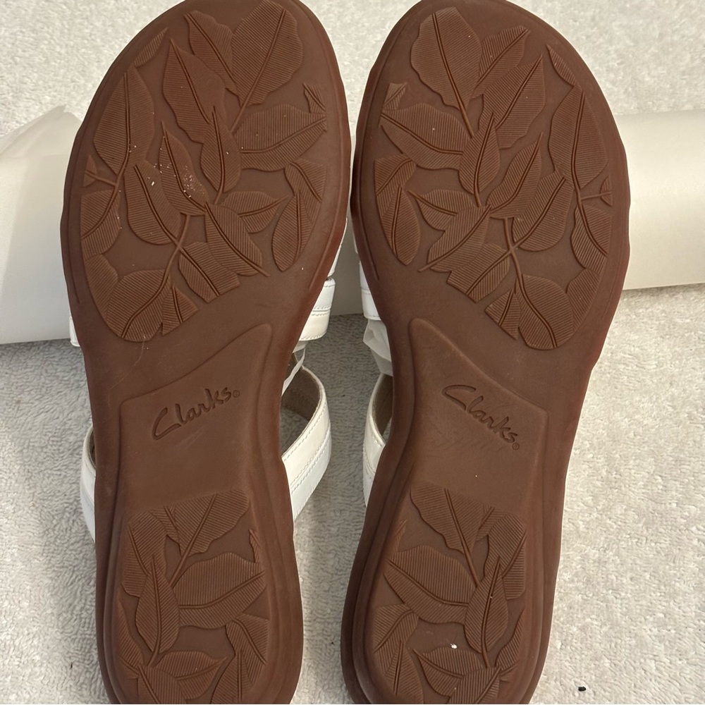 Clarks Collection White and Brown Sandals with Cushioned Footbed New - Picture 3 of 5
